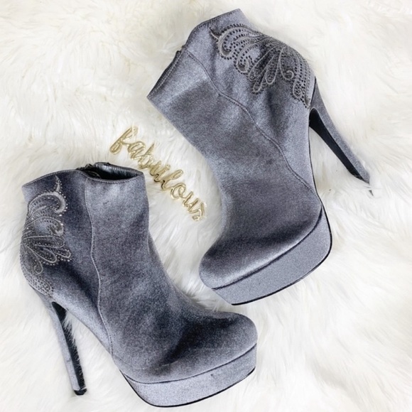De Blossom Collection silver wings velvet booties
